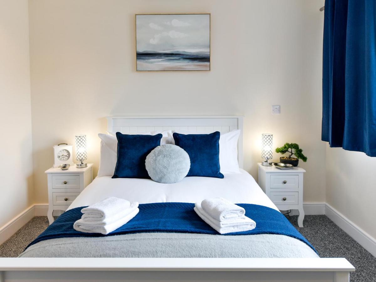 Marina - Sleeps 4 - Underground Parking Apartment *