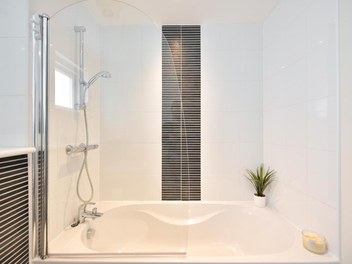 Marina - Sleeps 4 - Underground Parking Apartment