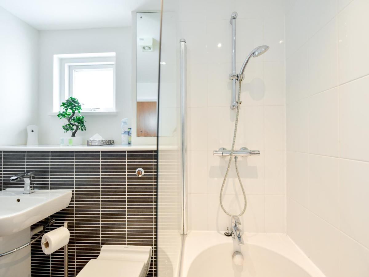 Marina - Sleeps 4 - Underground Parking Apartment Swansea