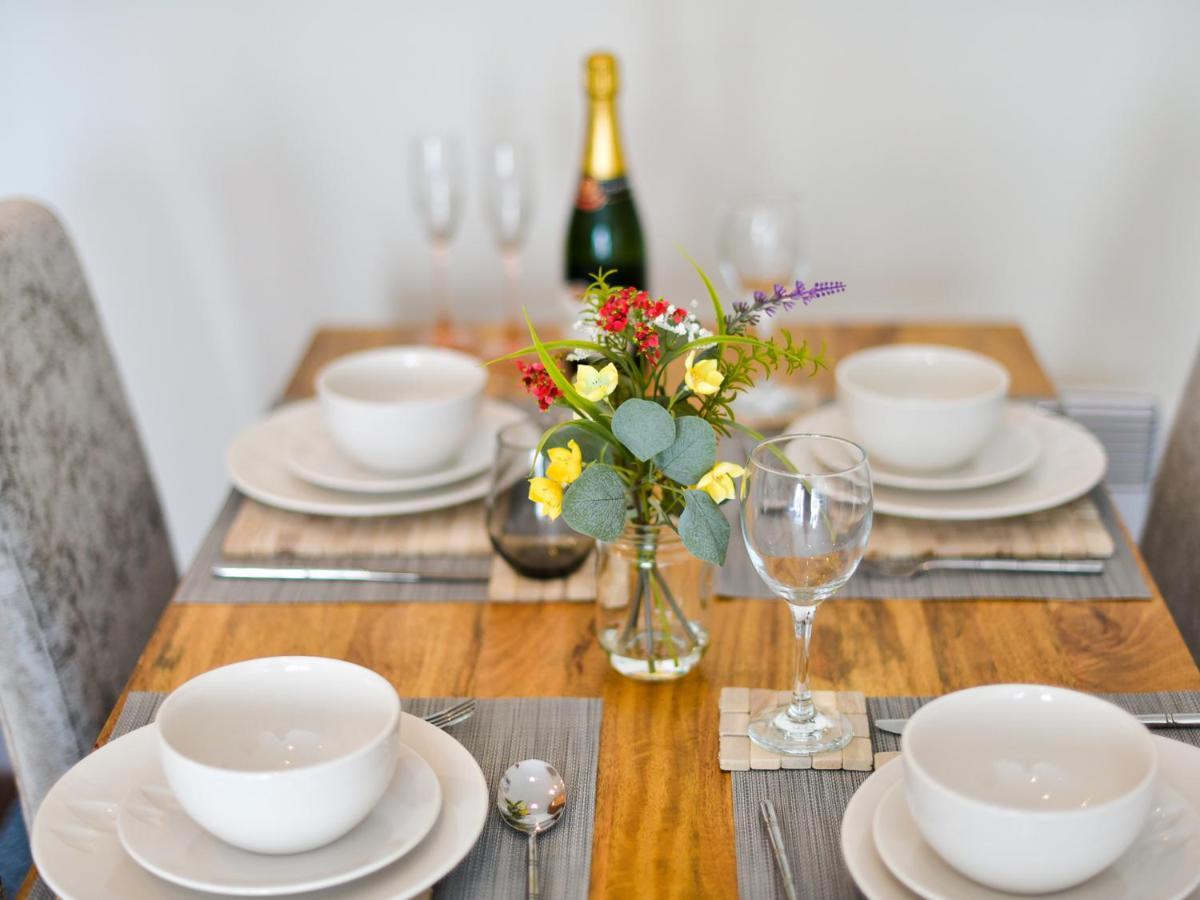Apartment Marina - Sleeps 4 - Underground Parking Swansea