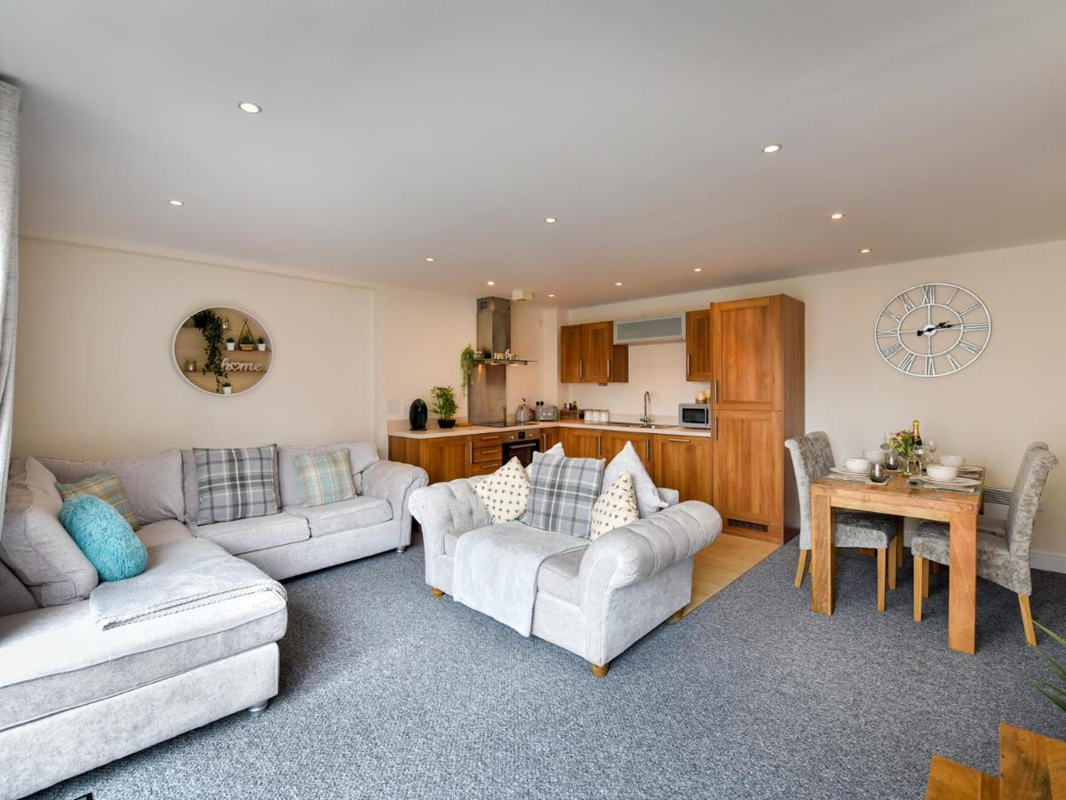 Marina - Sleeps 4 - Underground Parking Apartment Swansea