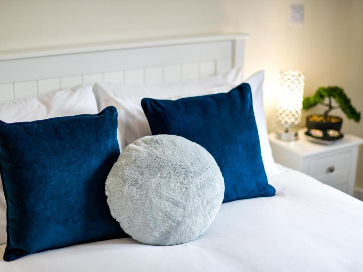 Marina - Sleeps 4 - Underground Parking Apartment Swansea